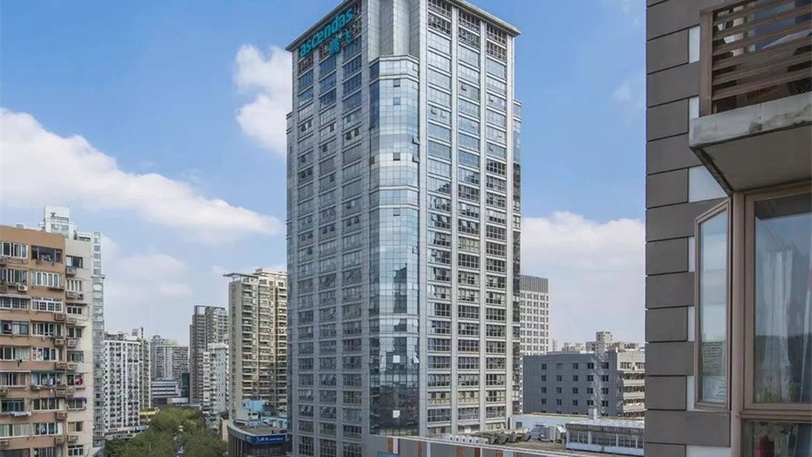 腾飞大厦玻璃幕墙楼体与商业裙楼全景